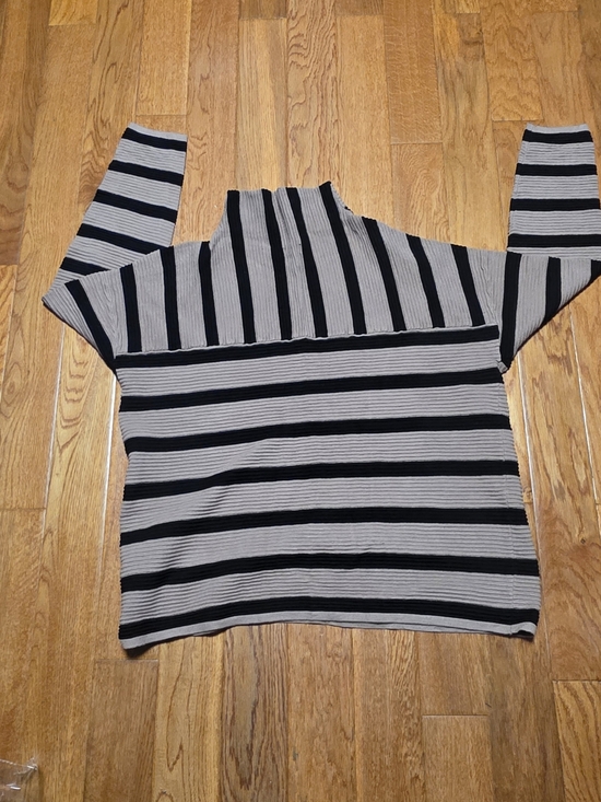 Tahari Sweaters - Tahari Womams Brown and Black Ribbed Sweater PTP 24.5 Inches